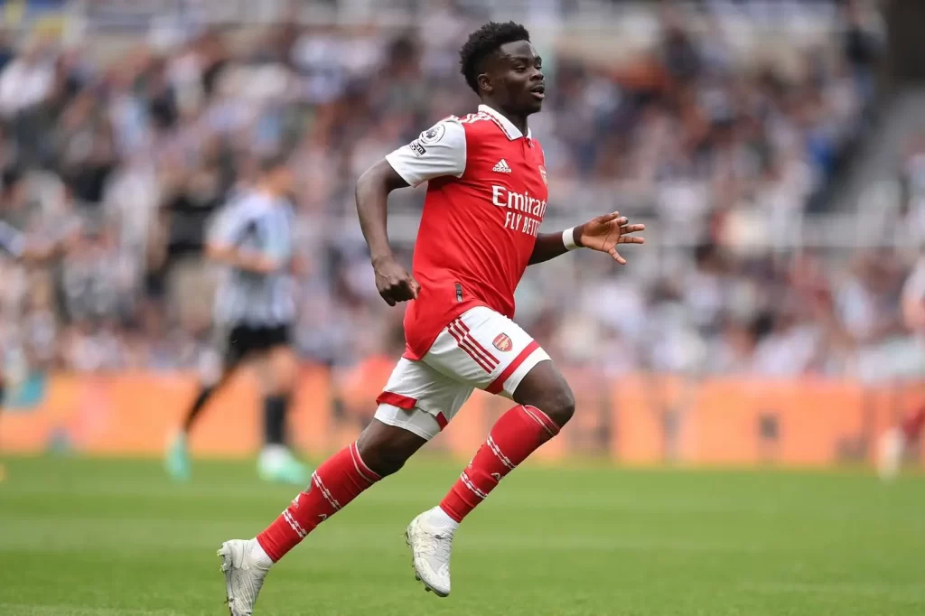 Arsenal sağ kanat forvet, forvet Bukayo Saka